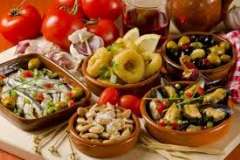 Вкусные рецепты: Овощной суп-пюре, Салат из редьки с оливками и сыром, Клубнично-арбузный гаспачо